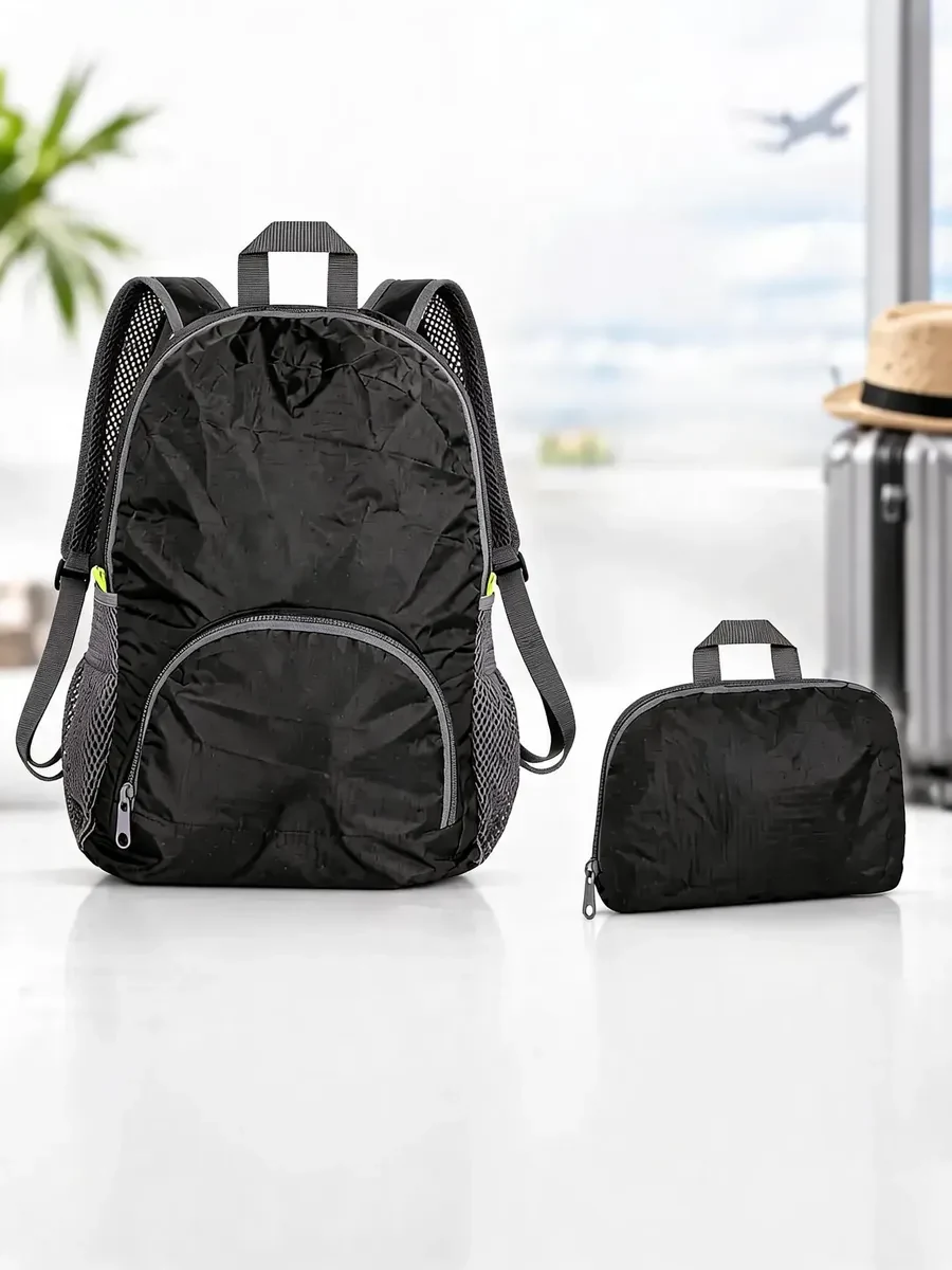 Mochila preta leve para passeios junto da versão compactada para guardar na bagagem