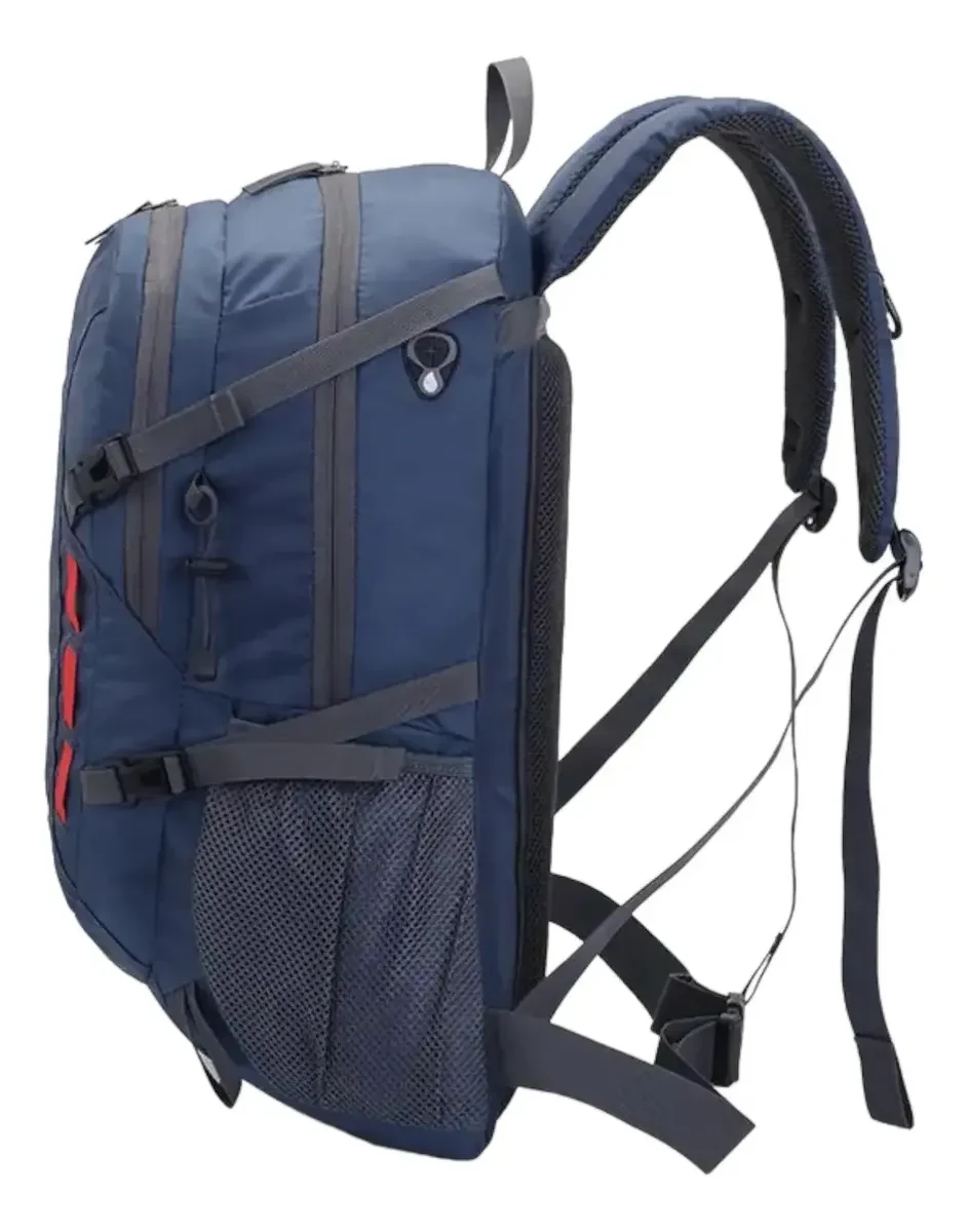 Vista traseira da mochila de trekking azul mostrando as alças acolchoadas e a barrigueira